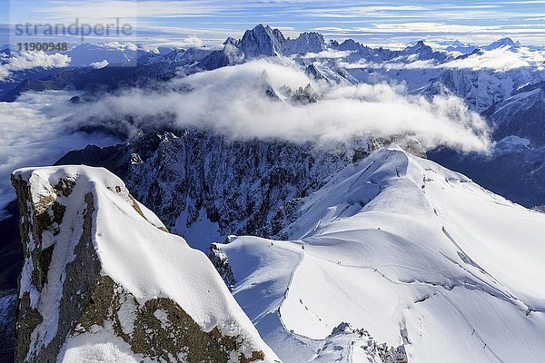 Bergsteiger auf dem verschneiten Kamm des Mont Blanc  Chamonix  Frankreich  Europa