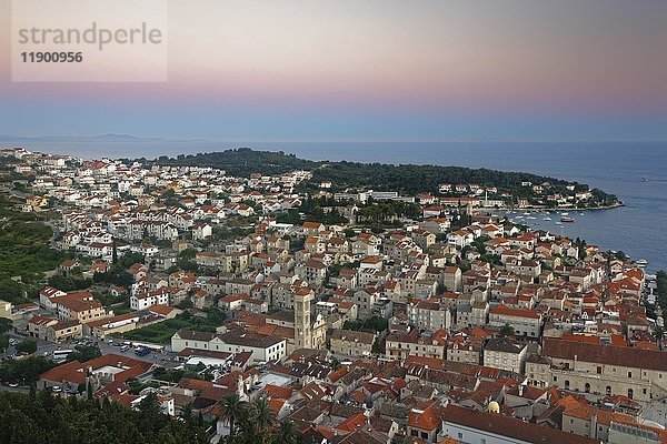 Blick von der Festung Spanjola auf die Stadt Hvar  Insel Hvar  Split-Dalmatien  Kroatien  Europa