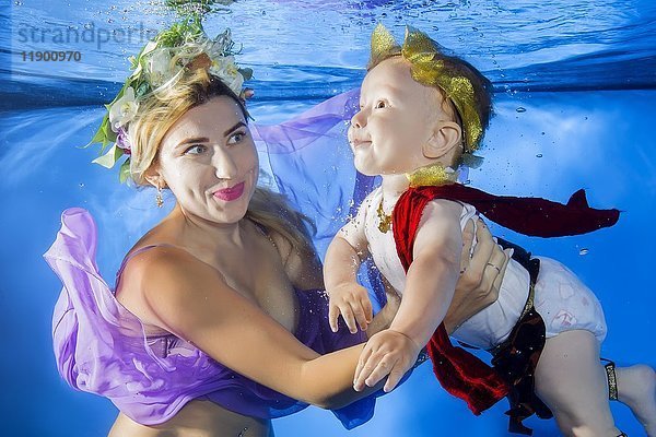 Kleiner Junge mit Mutter posiert unter Wasser im Kostüm  Ukraine  Europa