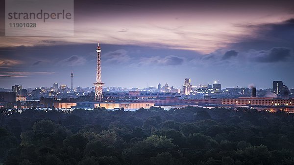 Skyline mit Fernsehturm und Funkturm  Berlin  Deutschland  Europa