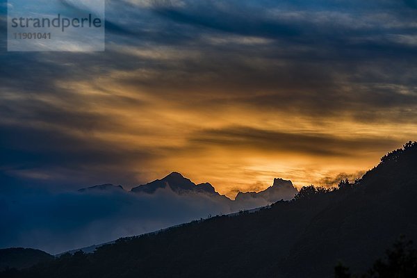 Sonnenaufgang über den Bergen mit Nebel im Tal  Porto Moniz  Madaira  Portugal  Europa