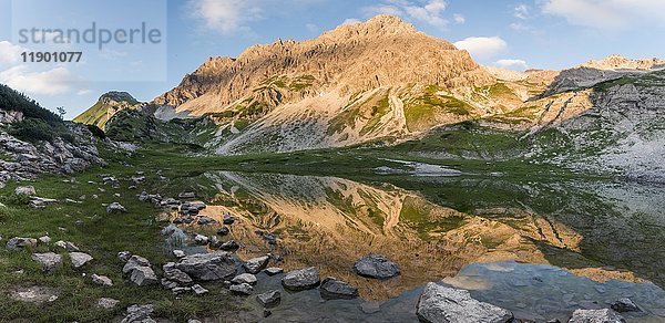 Berge im Abendlicht  links der Glasfelderkopf  in der Mitte die Fuchskarspitze  Spiegelung im Bergsee am Printz-Luitpolt-Haus  Bad Hindelang  Allgäu  Bayern  Deutschland  Europa