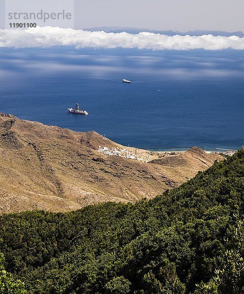 Anaga-Gebirge  Dorf El Suculum  Meer mit Schiffen  hinter der Insel La Palma  San Andrés  Anaga  Teneriffa  Kanarische Inseln  Spanien  Europa