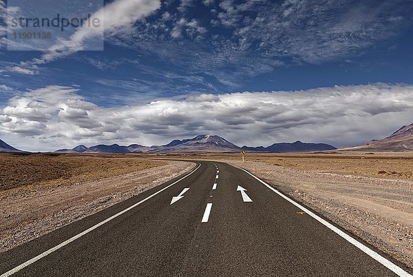 Straße durch die Atacama-Wüste  hinter Vulkanen  Andenhochland  Straße B-357  Talabre  San Pedro de Atacama  Provinz El Loa  Region Antofagasta  Norte Grande de Chile  Chile  Südamerika