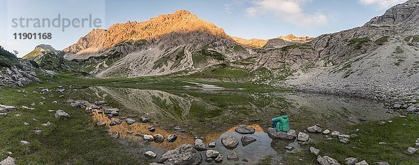 Berge im Abendlicht  Glasfelderkopf links  Mitte Fuchskarspitze  Spiegelung im Bergsee am Printz-Luitpolt-Haus  Bad Hindelang  Allgäu  Bayern  Deutschland  Europa