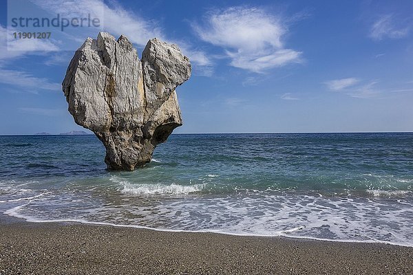 Felsen in Herzform im Meer  Preveli Beach  Agios Vasilios  Rethymno  Kreta  Griechenland  Europa
