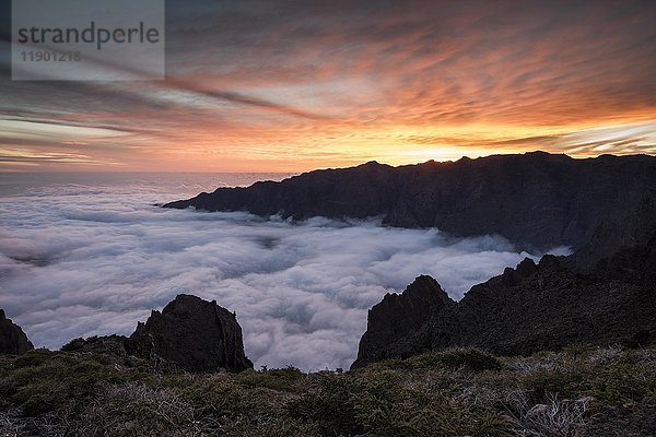 Sonnenuntergang auf dem Gipfel des Pico de la Nieve am Kraterrand  Höhe 2232m  Nationalpark Caldera de la Taburiente  La Palma  Kanarische Inseln  Spanien  Europa