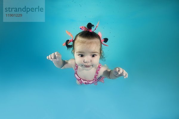 Kleines Mädchen In einem rosa Badeanzug Tauchen im Schwimmbad  Ukraine  Europa