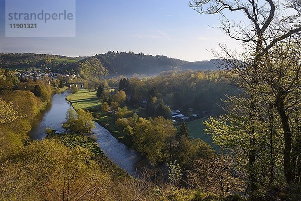 Blick vom Roche de Schevaucheé über die Semois und die Stadt Bouillon  Ardennen  Belgien  Europa