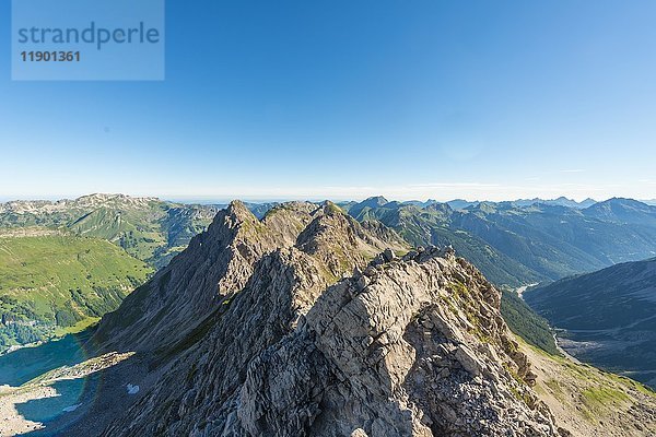 Felsige Berglandschaft  Tal  Berge und Alpen  vorne Fuchskarspitze  Allgäu  Allgäuer Hochalpen  Bayern  Deutschland  Europa