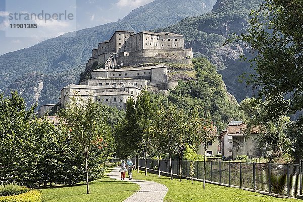 Festung Bard im Aosta-Tal  Hone  Aostatal  Autonome Region Aostatal  Italien  Europa