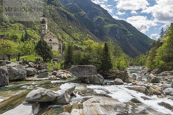 Kirche von Lavertezzo an der Verzasca  Valle Verzasca  Tessin  Schweiz  Europa