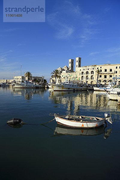 Hafen mit alten Fischerbooten  an der Rückseite der Kathedrale  San Corrado  Molfetta  Provinz Bari  Apulien  Italien  Europa