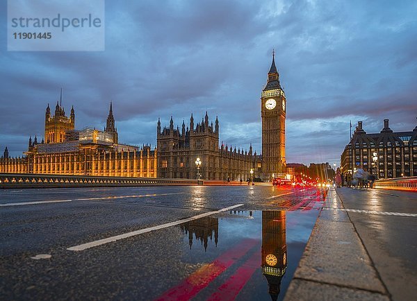 Westminster Bridge  Palace of Westminster  Houses of Parliament mit Spiegelung  Big Ben  City of Westminster  London  England  Vereinigtes Königreich  Europa