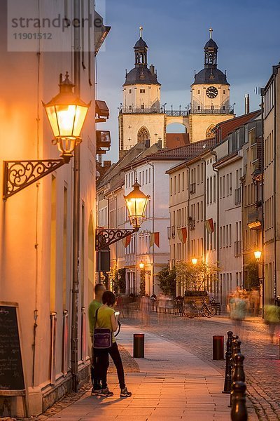 Coswiger Straße mit Stadtkirche Sankt Marien  Dämmerung  Wittenberg  Sachsen-Anhalt  Deutschland  Europa