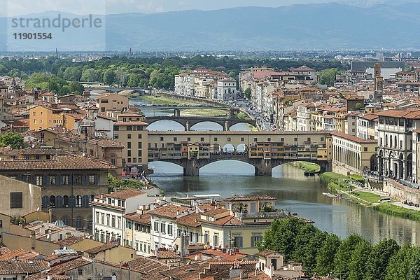 Panoramablick vom Piazzale Michelangelo  Stadtbild mit Ponte Vecchio und Fluss Arno  Florenz  Toskana  Italien  Europa