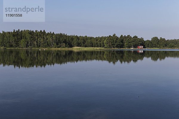 Haus am Wasser  Spiegelung  Eckerö  Aalandinseln  Finnland  Europa