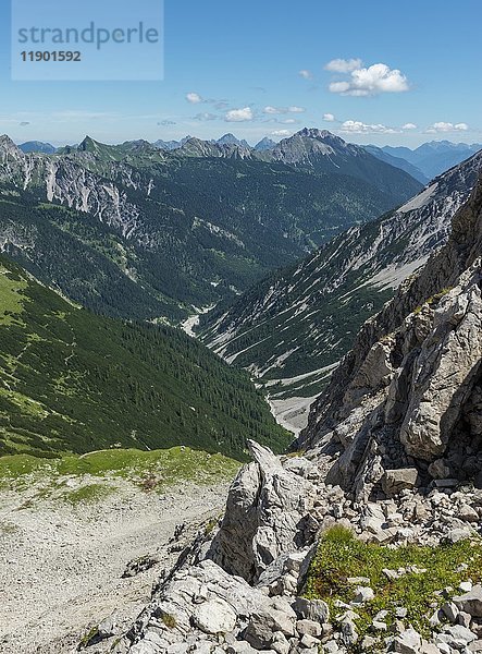 Wanderweg zum Hochvogel  felsige Berglandschaft  Berge und Alpen  Blick ins Tal  Allgäu  Allgäuer Hochalpen   Bayern  Deutschland  Europa