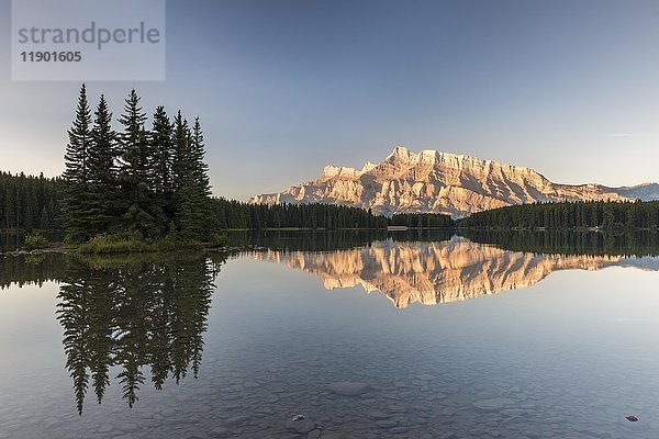 Two Jack Lake  Mount Rundle  Spiegelung bei Sonnenaufgang  Banff National Park  Kanadische Rocky Mountains  Alberta  Kanada  Nordamerika