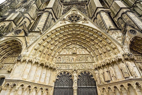 Tympanon des Jüngsten Gerichts  Kathedrale Saint Etienne  UNESCO-Weltkulturerbe  Bourges  Departement Cher  Region Centre-Val de Loire  Frankreich  Europa