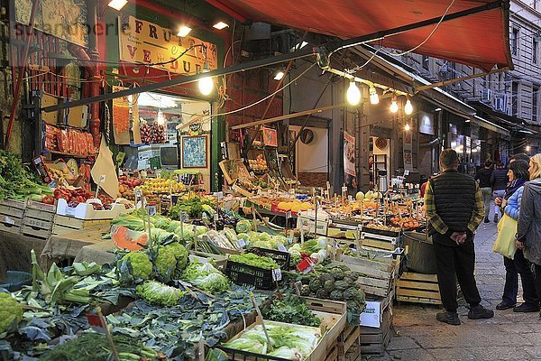 Gemüsestand  Markt im Viertel La Vucciria  Mercato Vucciria  Palermo  Sizilien  Italien  Europa