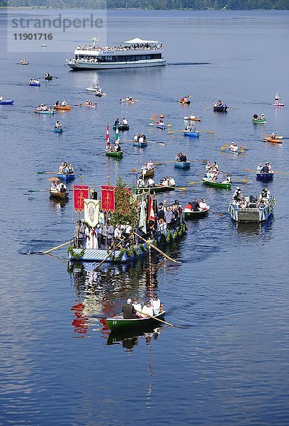 Seeprozession an Fronleichnam  Fronleichnamsprozession  Staffelsee  Seehausen am Staffelsee  Das Blaue Land  Oberbayern  Bayern  Deutschland  Europa