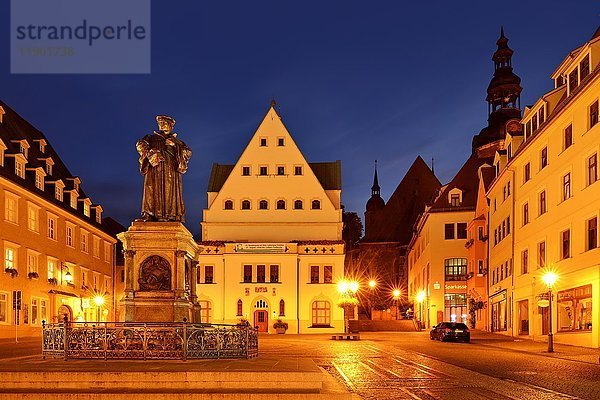 Der Marktplatz von Eisleben mit Martin-Luther-Denkmal  Rathaus und St. Andreas-Kirche  Nachtansicht  Lutherstadt Eisleben  Sachsen-Anhalt