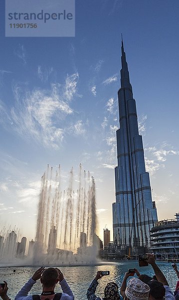 Burj Khalifa  Fontänenshow  Burj Khalifa  Wolkenkratzer  Innenstadt  Dubai  Vereinigte Arabische Emirate  Asien