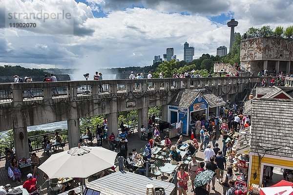 Touristen im Restaurant am Ufer der Niagarafälle  Ontario  Kanada  Nordamerika