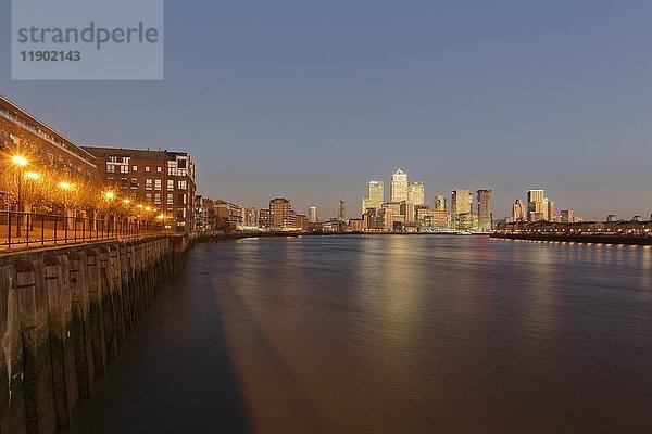 Blick auf Canary Wharf und das Finanzviertel an der Themse  Isle of Dog  London  England  Vereinigtes Königreich  Europa