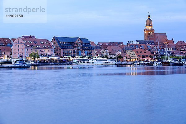 Stadtansicht mit Hafen  Waren  Mecklenburg-Vorpommern  Deutschland  Europa