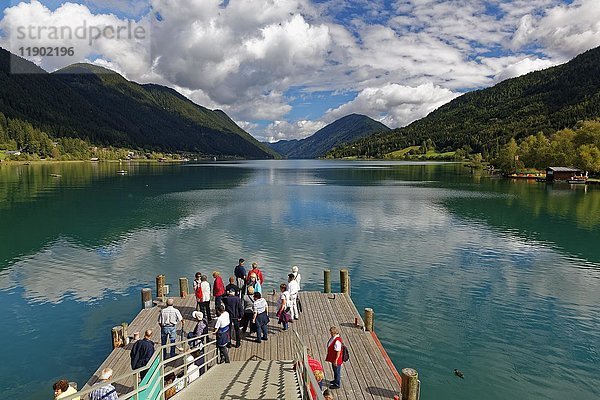 Touristen warten an der Anlegestelle  Weißensee  Kärnten  Österreich  Europa