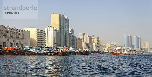 Traditionelle Boote  Dhows  Dubai Creek  Dubai  Vereinigte Arabische Emirate  Asien