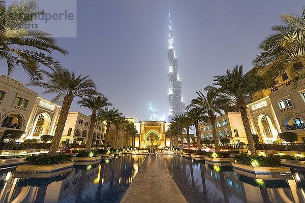 Palmen und Springbrunnen  Burj Khalifa  blaue Stunde  Dubai  Emirat Dubai  Vereinigte Arabische Emirate  Asien