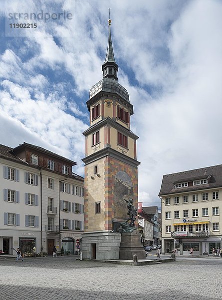 Das Türmli  Museumsturm mit Wilhelm Tell Denkmal  Marktplatz  Altdorf  Uri  Schweiz  Europa