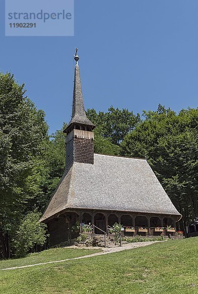 Holzkirche im Astra-Museum für traditionelle Volkskultur  Sibiu  Rumänien  Europa
