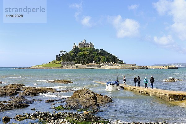 St. Michael's Mount  gesehen von Marazion  Cornwall  England  Vereinigtes Königreich  Europa