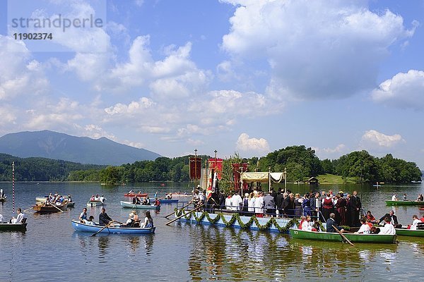 Seeprozession an Fronleichnam  Fronleichnamsprozession  Staffelsee  Seehausen am Staffelsee  Das Blaue Land  Oberbayern  Bayern  Deutschland  Europa