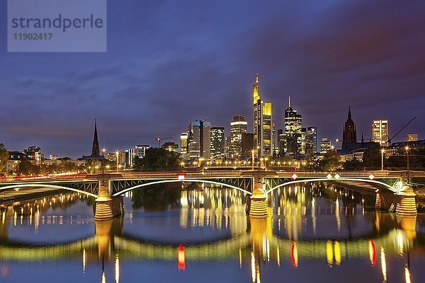 Skyline in der Abenddämmerung  Taunusturm  Tower 185  Commerzbank  Messeturm  Hessische Landesbank  Deutsche Bank  Frankfurter Dom  Frankfurt  Hessen  Deutschland  Europa