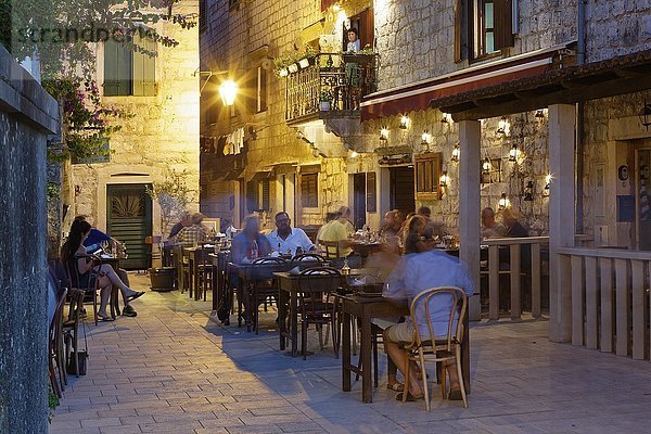 Cafe und Restaurant  Europäisches Starlingi Grad  Insel Hvar  Spilit-Dalmatien  Kroatien  Europa