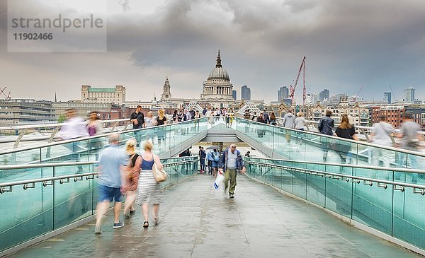 Millenium Bridge und St Paul's Cathedral  London  England  Vereinigtes Königreich  Europa