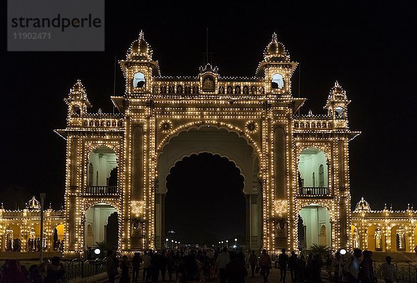 Eingangstor  Osttor  Maharaja Palast Amba Vilas  beleuchtet bei Nacht  Mysuru  Karnataka  Indien  Asien
