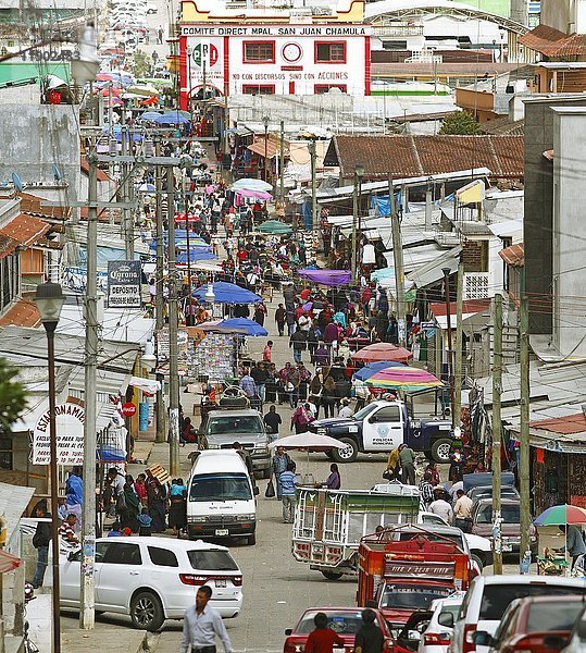 Straßenmarkt  San Juan Chamula  Bundesstaat Chiapas  Mexiko  Mittelamerika
