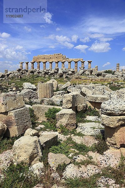 Überreste eines griechischen Tempels  archäologische Ausgrabungsstätte  Selinunte  Sizilien  Italien  Europa