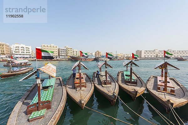 Kleine traditionelle Schiffe auf dem Creek  Old Dubai  Vereinigte Arabische Emirate  Asien