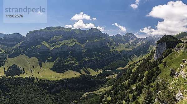 Blick von der Ebenalp auf Alpstein und Seealpsee  Kanton Appenzell Innerrhoden  Schweiz  Europa