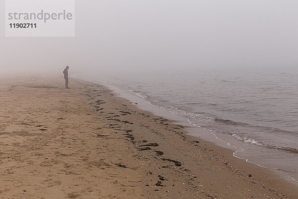 Einsamer Mann am Strand von Mellbystrand  Halland  Schweden  Europa