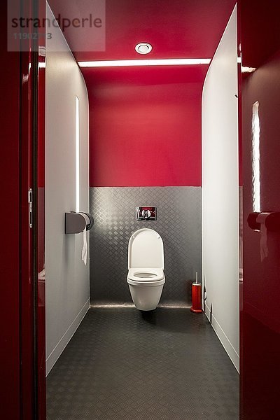 Modernes Wasserklosett in Rot und Grau  schön beleuchtet