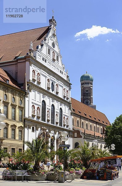 Michaelskirche und Kirchturm des Doms  Fußgängerzone  Neuhauser Straße  Altstadt  München  Oberbayern  Bayern  Deutschland  Europa