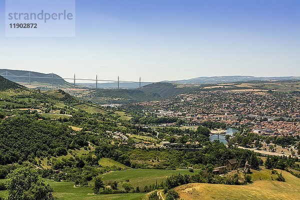 Stadtansicht mit Viadukt von Millau  Millau  Aveyron  Okzitanien  Frankreich  Europa